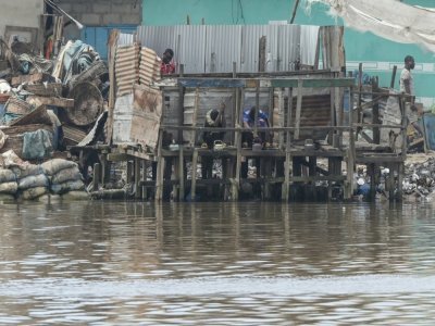 Des habitants utilisent des latrines ouvertes sur les rives de la lagune Ebrie, au quartier Zimbabwe dans la commune de Portbouet à Abidjan le 22 juillet 2022 - Sia KAMBOU [AFP]