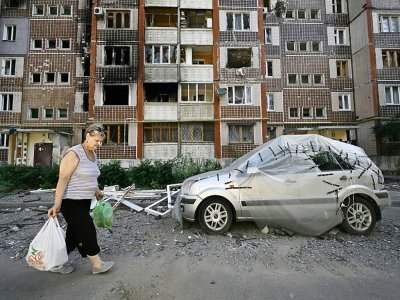 Une femme dans un quartier fortement touché de Kharkiv, dans l'est de l'Ukraine, le 31 juillet 2022 - Genya SAVILOV [AFP/Archives]