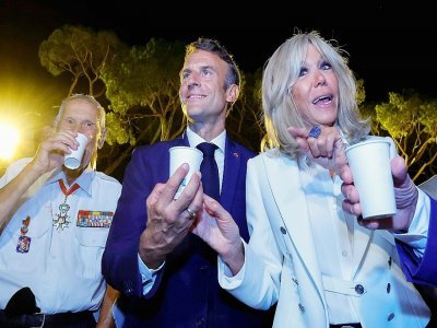 Emmanuel Macron et son épouse Brigitte Macron lors de la cérémonie de commémoration du débarquement des Alliés en Provence pendant la Seconde Guerre mondiale, à Bormes-les-Mimosas, le 19 août 2022 - ERIC GAILLARD [POOL/AFP]