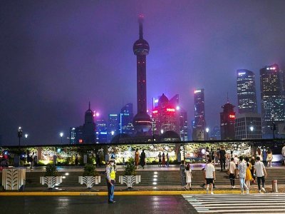 Eclairage restreint sur le Bund à Shanghai pour économiser l'énergie en pleine canicule, le 23 août 2022 - Hector RETAMAL [AFP]