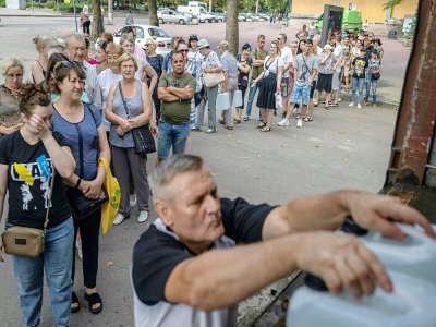 File d'attente à Mykolaïv pour s'approvisionner en eau, le 18 août 2022 - BULENT KILIC [AFP/Archives]