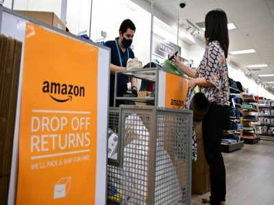 Une cliente retourne un colis Amazon à Alhambra, en Californie, le 12 juillet 2022 - Frederic J. BROWN [AFP]