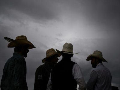 Des hommes portant des chapeaux de cow-boys lors d'un rodéo à Bosler, dans le Wyoming, le 13 août 2022 - Patrick T. FALLON [AFP]