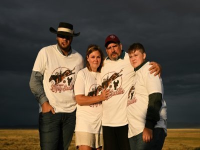 La famille de Jonn Beer, cow-boy décédé d'une overdose de fentanyl: Carter, Andrea, Don et Maxton Beer, à Bosler, dans le Wyoming, le 13 août 2022 - Patrick T. FALLON [AFP]