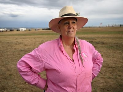 Sheryl Foland, responsable de la santé mentale pour l'association No More Empty Saddles, lors d'un rodéo à Bosler, dans le Wyoming, le 13 août 2022 - Patrick T. FALLON [AFP]