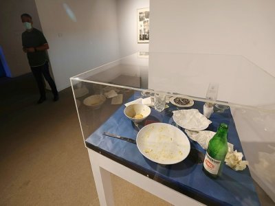 Une installation de l'artiste suisse Daniel Spoerri au musée d'art contemporain de Téhéran, le 22 août 2022 - ATTA KENARE [AFP]