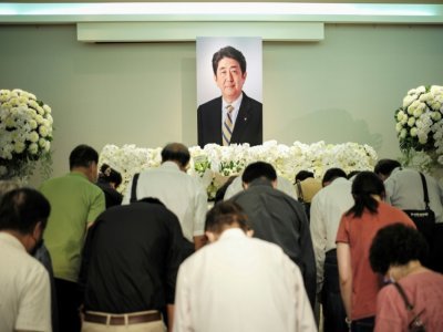 Des personnes se recueillent devant la photo de l'ancien Premier ministre japonais assassiné Shinzo Abe à Taipei, le 11 juillet 2022 - Sam Yeh [AFP/Archives]
