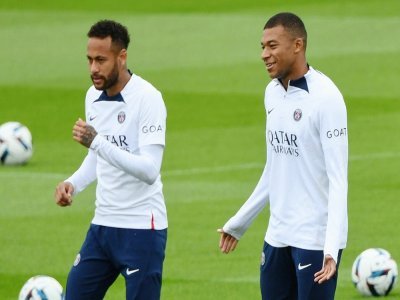 Les stars du PSG Neymar et Kylian Mbappé lors d'un entraînement, le 19 août 2022 à Saint-Germain en Laye - Bertrand GUAY [AFP]