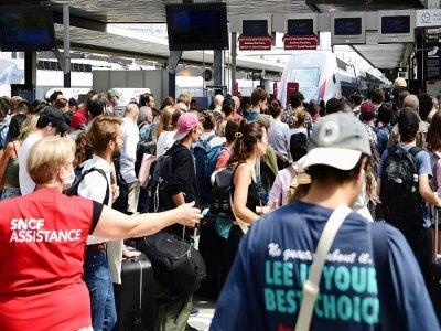 Affluence lors d'un chassé-croisé en gare de Paris-Gare-de-Lyon, le 29 juillet 2022 - BERTRAND GUAY [AFP/Archives]