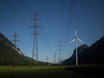 Un éolienne à proximité de pylones électriques près de Dorénaz, dans l'ouest de la Suisse, le 23 août 2022 - Fabrice COFFRINI [AFP]