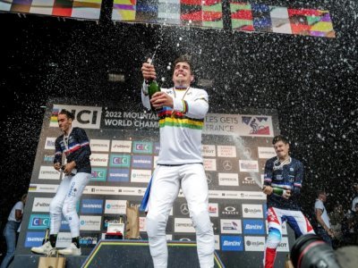 Le champion du monde Loïc Bruni peut fêter avec ses copains Amaury Pierron (g) et Loris Vergier leur exploit aux Mondiaux de VTT aux Gets, le 27 août 2022 - OLIVIER CHASSIGNOLE [AFP]