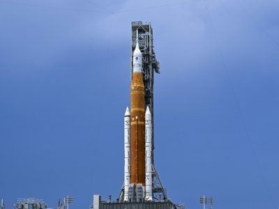 La fusée SLS de la Nasa le 26 août 2022 au centre spatial Kennedy en Floride avant son décollage pour la mission Artémis 1 de la Nasa vers la Lune - CHANDAN KHANNA [AFP]