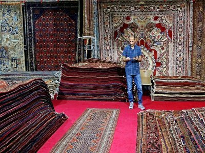Un visiteur de l'Exposition de tapis iraniens faits main, le 26 août 2022 à Téhéran - - [AFP]
