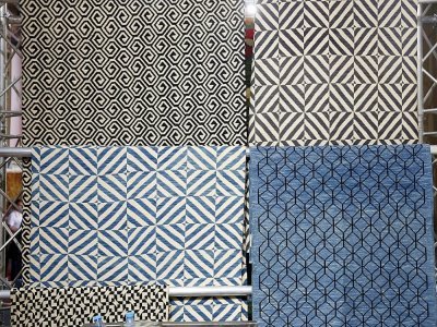 Des tapis contemporains azerbaïdjanais à motifs géométriques exposés à Téhéran, le 26 août 2022 - - [AFP]