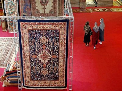 Des visiteuses de l'Exposition de tapis iraniens, le 23 août 2022 à Téhéran - - [AFP]