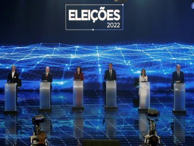(g-d) Les candidats à la présidentielle, Luiz Felipe d'Avila, Luiz Inacio Lula da Silva, Simone Tebet et Jair Bolsonaro, lors d'un débat télévisé, le 28 août 2022 à Sao Paulo - Miguel SCHINCARIOL [AFP]