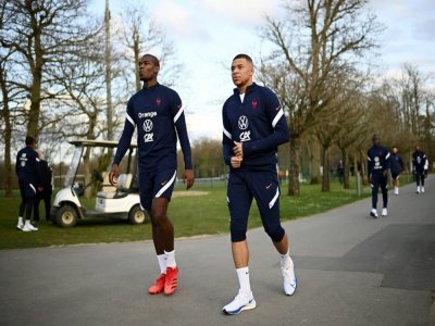 Paul Pogba (g) et Kylian Mbappe au centre d'entraînement de Clairefontaine-en-Yvelines le 21 mars 2022 - FRANCK FIFE [AFP/Archives]