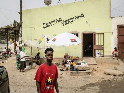 Un homme porte un t-shirt du Mouvement populaire pour la libération de l'Angola (MPLA) à Luanda, le 21 août 2022 - JOHN WESSELS [AFP/Archives]