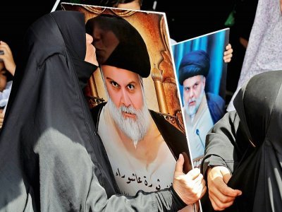 Des portraits du leader chiite Moqtada Sadr lors d'un rassemblement de ses partisans, le 26 août 2022 à Bagdad, en Irak - AHMAD AL-RUBAYE [AFP/Archives]