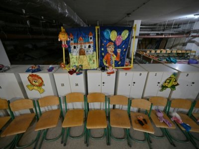 Des chaises et des jouets dans un abri souterrain préparés pour les élèves dans une école de Kiev, le 29 août 2022 en Ukraine - Genya SAVILOV [AFP]