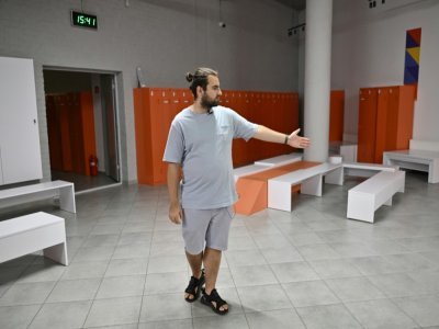 Mykhaïlo Aliokhine, directeur d'une école privée, montre l'abri souterrain dans lequel les élèves pourront se réfugier, le 25 août 2022 à Kiev, en Ukraine - Genya SAVILOV [AFP]