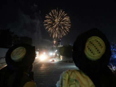 Des combattants talibans allument des feux d'artifice dans le ciel de Kaboul (Afghanistan) pour le 1er anniversaire de la fin de la guerre avec les Etats-Unis, le 30 août 2022 - Wakil KOHSAR [AFP]