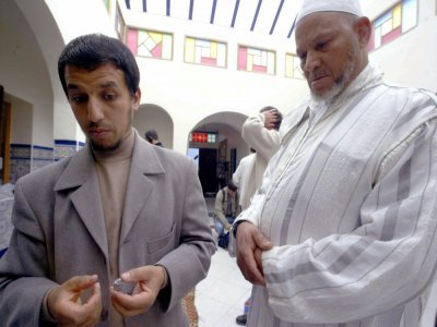 L'Imam Hassan Iquioussen (G), à Escaudain, dans le Nord, le 18 juin 2004 - FRANCOIS LO PRESTI [AFP/Archives]