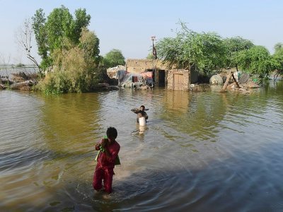 Des habitants quittent leur maison inondée à Shikarpur, dans la province du Sind, le 31 août au Pakistan - Asif HASSAN [AFP]