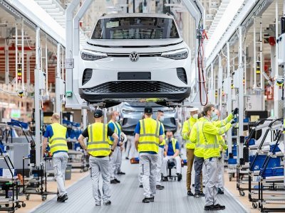 Une ligne d'assemblage de la Volkswagen ID4 électrique à l'usine d'Emden, le 20 mai 2022 dans le nord de l'Allemagne - DAVID HECKER [AFP/Archives]