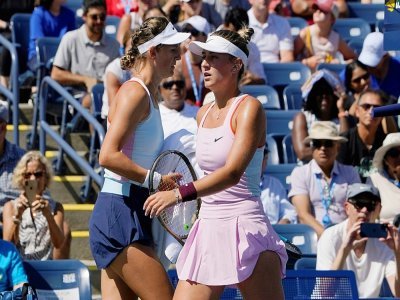 La Bélarusse Victoria Azarenka (d) et l'Ukrainienne Marta Kostyuk opposées à l'US Open, le 1er septembre 2022 à New York - TIMOTHY A. CLARY [AFP]