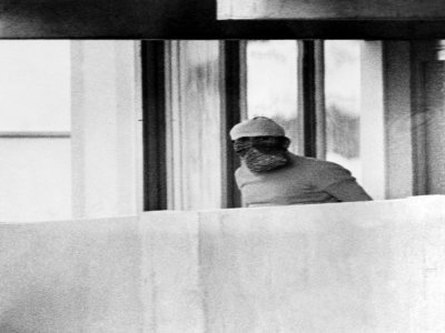 Un membre du commando palestinien ayant pris des sportifs israéliens en otages sur le balcon de leur immeuble au village olympique de Munich, le 5 septembre 1972 - - [AFP/Archives]