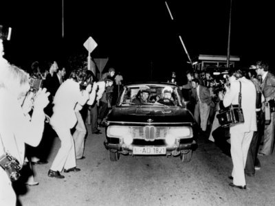 Une voiture de police quitte l'aéroport de Fürstenfeldbruck, près de Munich, le 6 septembre 1972, transportant des preneurs d'otages arrêtés - - [EPU/AFP/Archives]