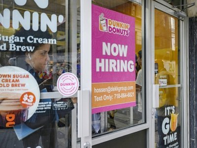 Une affiche "On embauche" sur la vitrine d'une boutique, le 8 juillet 2022 à New York - ANGELA WEISS [AFP/Archives]
