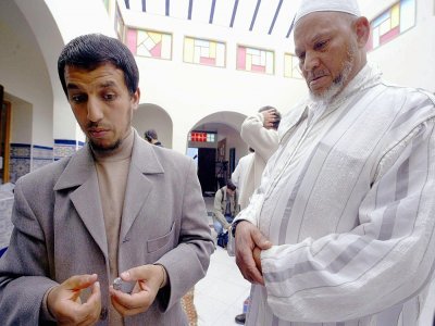L'imam marocain Hassan Iquioussen (g) à Escaudain, dans le Nord, le 18 juin 2004 - FRANCOIS LO PRESTI [AFP/Archives]