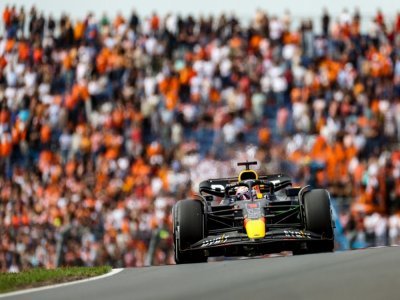 Le Néerlandais Max Verstappen au volant de  Red Bull lors de la 1re séance d'essais du GP des Pays-Bas de F1 devant son publiC aux couleurs orange du pays le 2 août 2022 à Zandvoort - Kenzo TRIBOUILLARD [AFP]