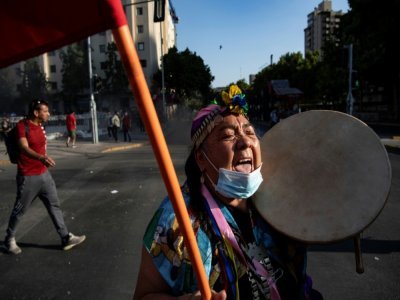 Une femme Mapuche, un des peuples indigènes du Chili, manifeste contre l'ancien président de droite Sebastian Piñera, le 21 novembre 2021, à Santiago - MARTIN BERNETTI [AFP/Archives]