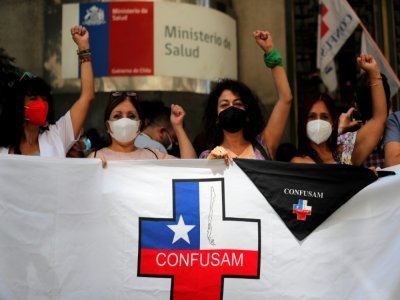 Manifestation de personnels de santé dénonçant la gestion de la pandémie de Covid-19 par les autorités, à Santiago, le 25 janvier 2022 - JAVIER TORRES [AFP/Archives]