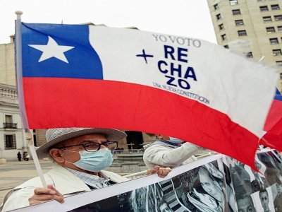 Un partisan du "rejet" de la proposition de nouvelle constitution au Chili, le 31 août 2022 lors d'une manifestation à Santiago du Chili - Martin BERNETTI [AFP]