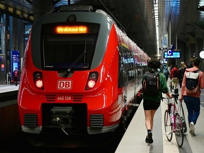 Des voyageurs montant dans un train régional, à la gare de Berlin, le 4 juin 2022 - Tobias SCHWARZ [AFP/Archives]