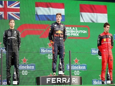 George Russell (gauche), Max Verstappen (centre), et Charles Leclerc (droite) sur le podium du Grand Prix des Pays-Bas, le 4 septembre 2022 - Kenzo TRIBOUILLARD [AFP]