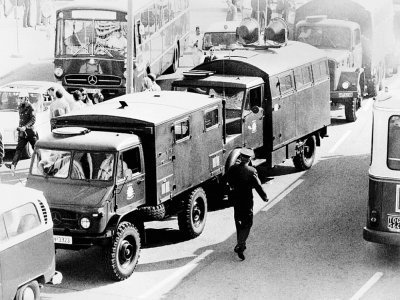 Des véhicules blindés arrivent au village olympique de Munich pendant une prise d'otages de sportifs israéliens par un commando palestinien, le 5 septembre 1972 - - [EPU/AFP/Archives]