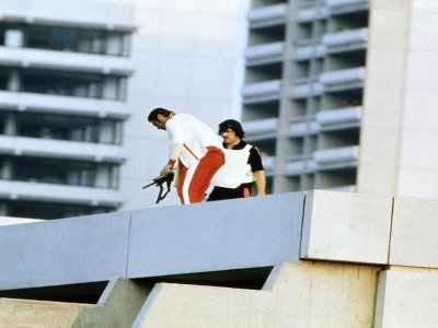 Des policiers armés sur le toit d'un immeuble du village olympique au lendemain d'une prise d'otages d'athlètes israéliens par un commando palestinien, le 6 septembre 1972 à Munich - - [AFP/Archives]
