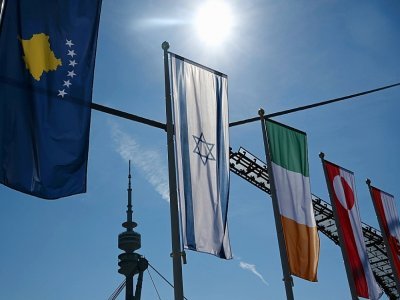 Le drapeau israélien (2e g) au Parc olympique de Munich, le 17 août 2022 avant le 50e anniversaire de de la prise d'otages en septembre 1972 - INA FASSBENDER [AFP/Archives]