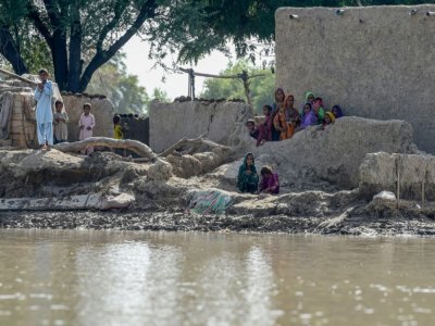 Des habitants touchés par les inondations attendent de l'aide dans le district de Rajanpur, dans la province du Pendjab, le 4 septembre 2022 au Pakistan - Arif ALI [AFP]