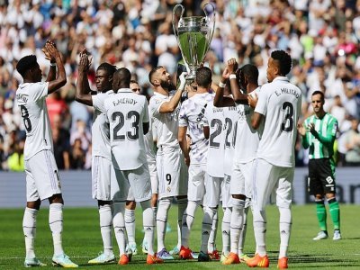L'attaquant français du Real Madrid soulève le trophée de la Ligue des champions remporté en 2022, avant un match de Liga contre le Betis Séville, le 3 septembre 2022 à Madrid. - Thomas COEX [AFP/Archives]