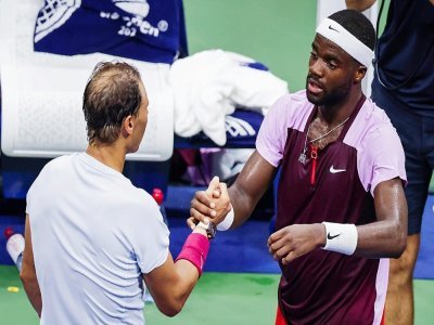 Rafael Nadal (g) félicite Frances Tiafoe qui l'a battu en 8e de finale de l'US Open, à New York, le 5 septembre 2022 - KENA BETANCUR [AFP]