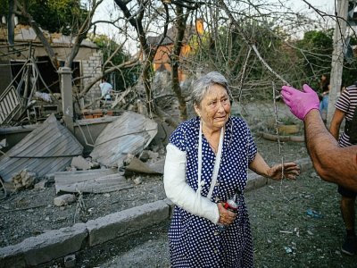 Une femme blessée devant une maison en ruines à Mykolaïv, dans le sud de l'Ukraine, le 29 août 2022 - Dimitar DILKOFF [AFP/Archives]