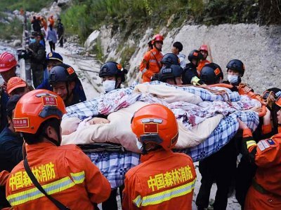 Des secouristes transportent une personne blessée après le séisme de magnitude 6,6 qui a frappé la province du Sichuan, dans le sud-ouest de la Chine, le 5 septembre 2022 - STR [CNS/AFP]