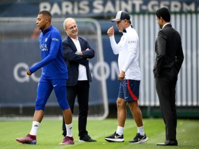 Kylian Mbappé et son entraîneur Christophe Galtier, entourés du président Nasser Al-Khelaïfi à l'entraînement du PSG au Camp des Loges à la veille du choc de C1 contre la Juventus le 5 septembre 2022 à Saint-Germain-en-Laye - FRANCK FIFE [AFP]