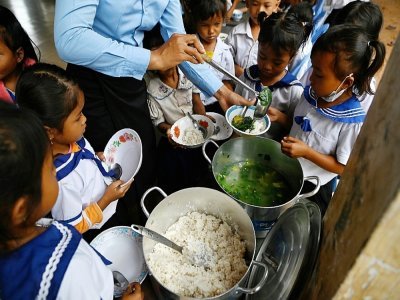 Des écoliers prennent un petit-déjeuner avant d'entrer en classe, le 8 juillet 2022 dans la province de Siem Reap, au Cambodge - TANG CHHIN Sothy [AFP]